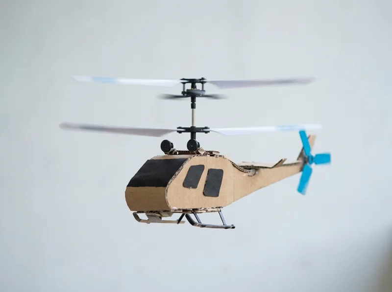 Helicóptero hecho con cartón