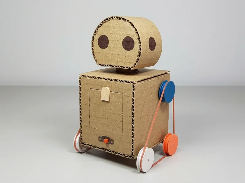 Robot de cartón con ruedas y poleas