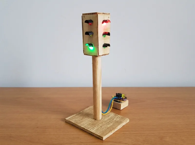 Semáforo de madera con luces de colores